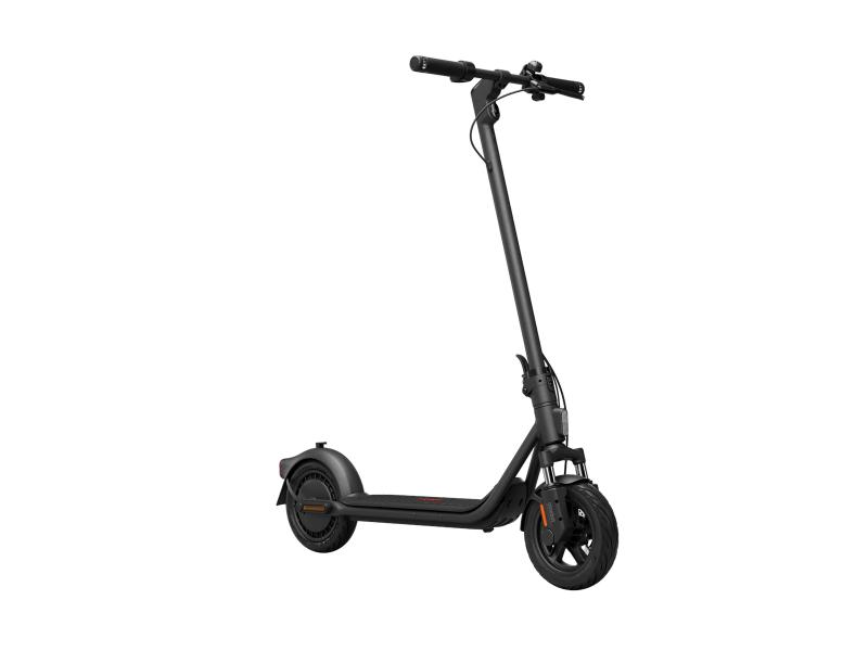 Sort Segway-el-løbehjul med røde detaljer set skråt fra siden på hvid baggrund